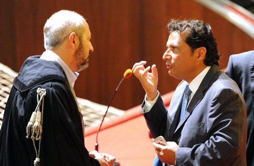 Der Unglückskapitän der Costa Concordia, Francesco Schettino (rechts), im Gerichtssaal in Grosseto. Foto: dpa