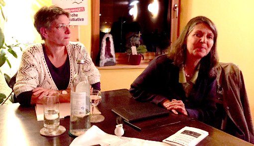 Gabriele Schneider, Sprecherin des Grünen-Ortsverbands (links),  und Christine Löffler, Zimmerner Gemeinderätin, diskutieren mit über das Thema TTIP. Foto: Grüne Foto: Schwarzwälder-Bote