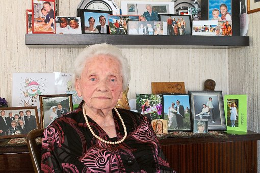Frieda Essel, umgeben von den Fotos ihrer Lieben, feiert heute in Bochingen ihren 100. Geburtstag. Foto: Holzer-Rohrer Foto: Schwarzwälder-Bote