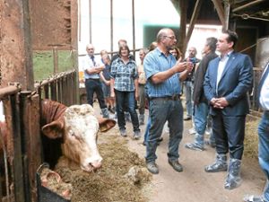 Minister Alexander Bonde (rechts) erkundigt sich bei Landwirt Wilhelm Stockinger über dessen Erfahrung mit dem Thema Gesundheitsmonitoring. Foto: Hennings Foto: Schwarzwälder-Bote