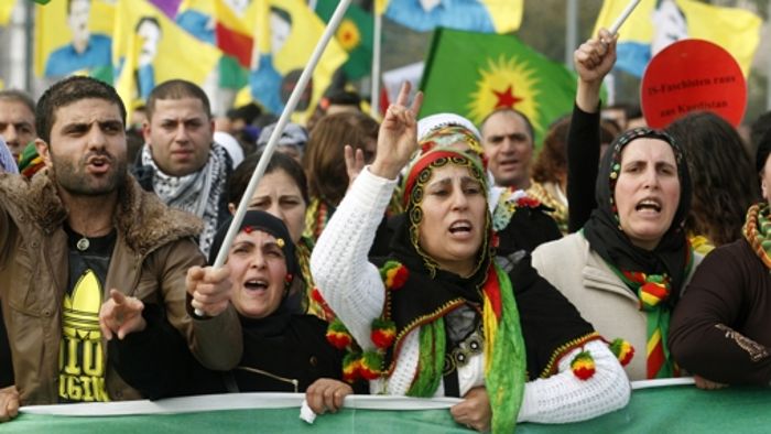 Über 20.000 Kurden auf der Straße