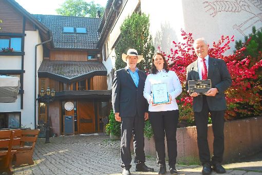 Rolf Berlin (von links) überreichte die begehrte Plakette an Aylin und Klaus Weirowski. Foto: Bernklau