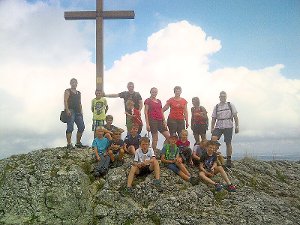 Junge Gipfelstürmer: Zwölf Kinderbeteiligten sich an einer Albtraufwanderung der Ski- und Bergfreunde. Foto: Heim Foto: Schwarzwälder-Bote