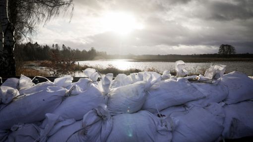Sandsäcke sollen vor Überschwemmungen schützen. Foto: Christian Charisius/dpa