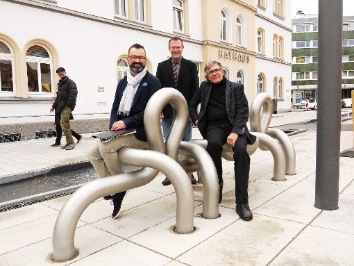 Sitzung – mal anders: Axel Mayer, Udo Hollauer und Gerhard Penck auf der neuen Maschenbank (von links) Fotos: Eyrich Foto: Schwarzwälder-Bote