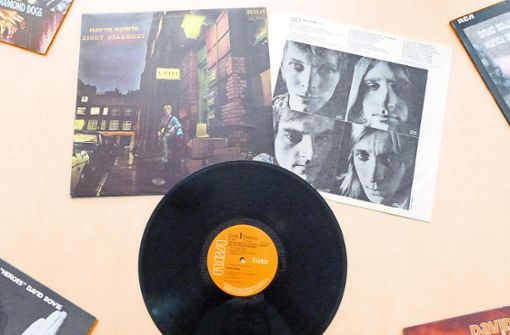 Eine britische Erstpressung der Bowie-LP The Rise and Fall of Ziggy Stardust and the Spiders from Mars aus dem Jahr 1972 mit einer originalen Innenhülle, auf welcher neben David Bowie (von links oben im Uhrzeigersinn) auch die Mitglieder seiner Begleitband The Spiders from Mars abgebildet sind: Bassist Trevor Bolder, Gitarrist Mick Ronson und Schlagzeuger Mick Woodmansey Foto: Sammlung Gezener