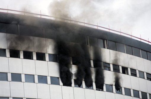 Aus dem Radio France Gebäude in Paris ist am Freitag dichter Rauch gequollen. Foto: dpa
