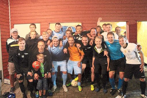 Die Siegermannschaften des Elfmeterturniers des FC Grosselfingen feierten ihren Erfolg. Foto: Elisabeth Wolf Foto: Schwarzwälder-Bote