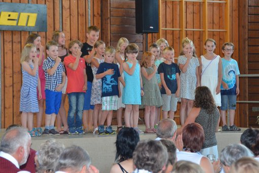 Die Mädchen und Jungen der Grundschule sind die heimlichen Stars des Abends (Bild oben). Die Gastgeber zeigen ihr Können (links). Fotos: Wagner Foto: Schwarzwälder-Bote