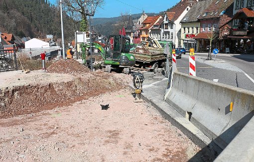 Derzeit arbeitet die Firma King fieberhaft daran, die Anpassung des neuen Boulevard-Gehwegs in Triberg an den bereits vorhandenen Gehweg durchzuführen. Dies wurde nötig, da das Regierungspräsidium bei der Brücke andere Vorgaben machte als zunächst geplant Foto: Kommert Foto: Schwarzwälder-Bote