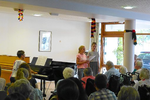 Leonie Schenk und Theresa Reinhardt  sangen Wenn ich ein Vöglein wär, begleitet am Klavier von Olga Steinle. Foto: Bacher Foto: Schwarzwälder-Bote