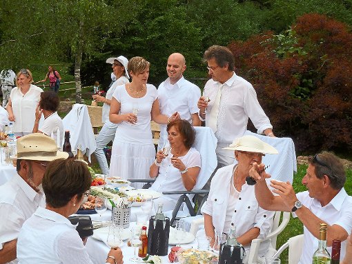 Zum dritten Diner en blanc lädt die Tourist-Information  für kommenden Freitag in den Barfußpark ein.   Foto: Tourist-Info Foto: Schwarzwälder-Bote