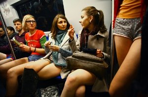Beim No Pants Subway Ride fahren die Menschen wie in jedem Jahr ohen Hose oder Rock. Foto: EPA