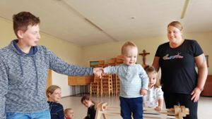 Der zweijährige Anton aus Schwenningen und seine Mutter Sabrina Meisterl haben viel Spaß bei den Treffen mit Davina Nolle (rechts). Hinter Anton wartet schon die kleine Mattea auf ihren Auftritt. Beim CaPiMo-Treffen sind Mütter und Kinder aus Schwenningen, Glashütte, Frohnstetten und Heinstetten dabei. Foto: Koch