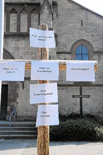 Jugendliche wollen in der katholischen Seelsorgeeinheit Waldachtal/Pfalzgrafenweiler am 17. April in Erinnerung an die Ölbergnacht  ein Holzkreuz zusammennageln. Foto: Maier Foto: Schwarzwälder-Bote