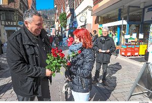 Kandidat Daniel Steinrode (links) verteilte Rosen in der Lederstraße in Calw (im Bild) und der Nagolder Marktstraße.  Foto: Fritsch Foto: Schwarzwälder-Bote