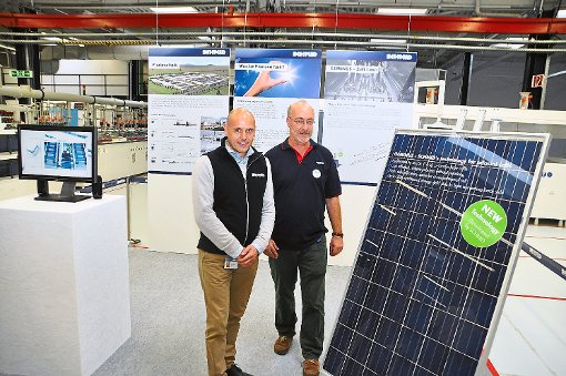Prokurist Helmut Rauch (links) und Christian Koch, zuständig für die Öffentlichkeitsarbeit bei der Firma Schmid, zeigen die Neuentwicklung aus der Photo­voltaiksparte. Foto: Schwark Foto: Schwarzwälder-Bote