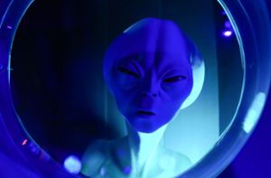 Das ist nicht der neue Ufo-Chef der Nasa: Ein Modell eines Aliens blickt bei der Ausstellung „Roswell UFO Spacewalk“ durch das Fenster eines Raumschiffes. Foto: Bryan Smith/Zuma Wire/dpa