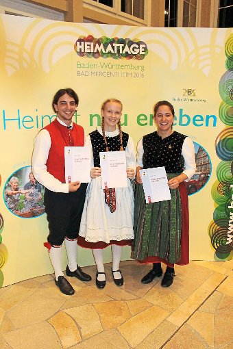 Peter Wagner, Carina Mondry und  Sonja Fink mit ihren Tanzlehrerzertifikaten Foto: Volkstanzgruppe Foto: Schwarzwälder-Bote