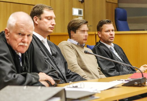 Der Angeklagte (Zweiter von rechts) mit seinen Verteidigern Wolfgang Burghardt, Axel Wöller und Sascha Marks (von links). Foto: Weigel