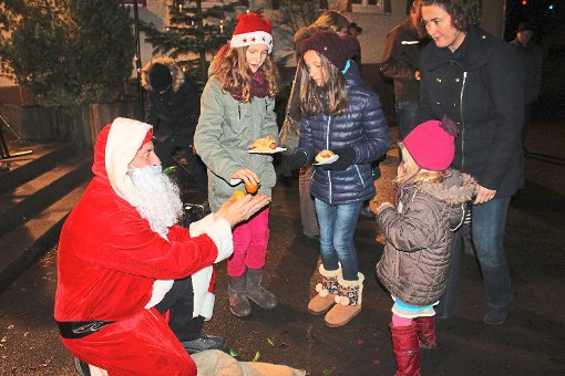 Der Weihnachtsmann war ein gern gesehener Besucher beim Weihnachtssingen. Foto: Schwarzwälder-Bote