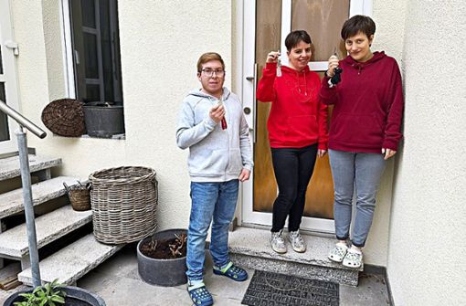 Dariusz, Jana und Lea freuen sich über ihre eigene Wohnung. Foto: Siegmeier