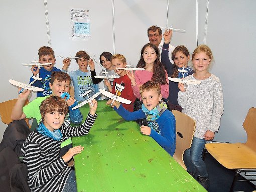 Stolz präsentieren die Kinder der Modellbahn-AG ihre selbst montierten Gleitflieger. Foto: Klatt Foto: Schwarzwälder-Bote