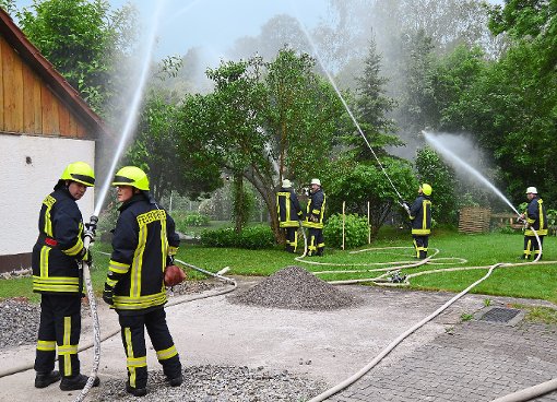 Die Feuerwehr übt einen Löschangriff. Foto: Heidepriem Foto: Schwarzwälder-Bote