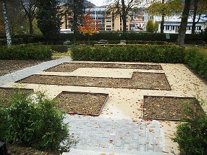 Noch fehlen Bepflanzung und Grabsteine: das Areal für die neuen mehrstelligen Urnengemeinschaftsgräber auf dem Ebinger Friedhof. Foto: Schwarzwälder-Bote
