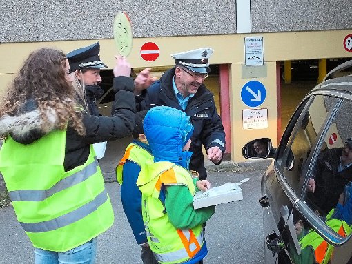 Bei der diesjährigen Schulwegaktion an der Badstraßenschule waren die Autofahrer im Blick und wurden für Rücksichtnahme belohnt.   Foto:  Stocker