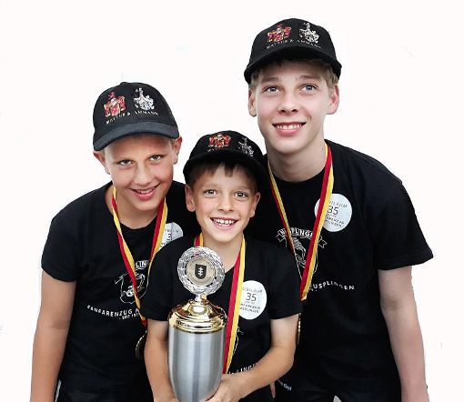 Maximilian Klaiber, Linus Veeser und Fabian Graf (von links) mit Medaillen und Mannschaftspokal. Foto: Klaiber