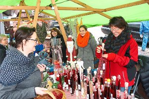 Anita Spitschu (rechts) ist von Anfang an beim Adventsmarkt auf dem Kirchplatz Egenhausen dabei. Diesmal hatte sie  verschiedene Likörsorten und Schnitzbrot im Angebot.  Foto: Köncke Foto: Schwarzwälder-Bote