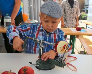 Beim 12. Nagolder Äpfelfest konnten sich die kleinen Besucher auch an einem Apfelschäler versuchen.  Foto: Priestersbach Foto: Schwarzwälder-Bote