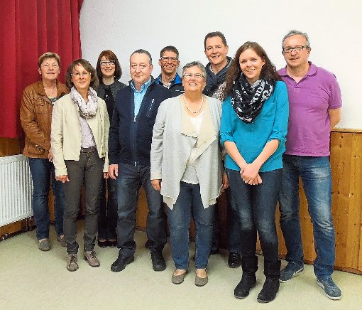 Ortschaftsrat und Vereine danken Wolfgang Hiller (Vierter von links) für langjährige Pressearbeit. Foto: Gugelberger Foto: Schwarzwälder-Bote