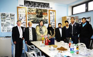 Mit Spezialitäten und viel Information haben die Mitglieder der Gemeinde Ahmadiyya Muslim Jamaat ihre Gäste empfangen, darunter den Ersten Bürgermeister Albstadts, Anton Reger (links). Foto: Eyrich Foto: Schwarzwälder-Bote
