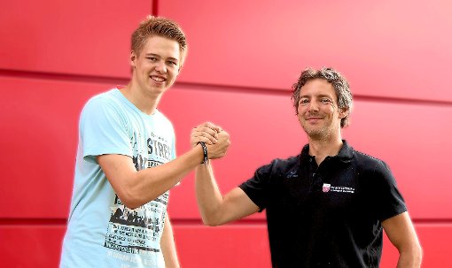 Handshake: TVR-Manager Daniel Mey (rechts) freut sich, mit der Verpflichtung  Felix Orthmanns Vollzug melden zu können. Foto: Vollmer Foto: Schwarzwälder-Bote