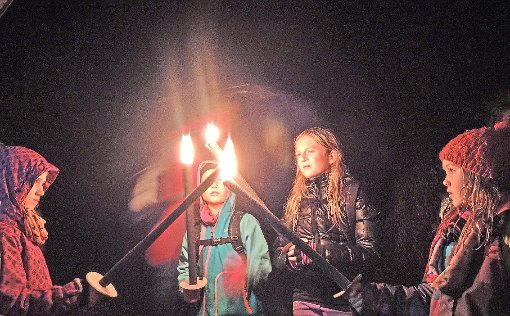 Mit leuchtenden Fackeln machten sich die jungen Teilnehmer der Schwarzwaldvereins-Wanderung zum Schiltacher Grumpenwiesle auf den Heimweg.Zuvor hatten sie dort Stockbrot und Würste gegrillt. Foto: Münkle Foto: Schwarzwälder-Bote