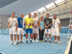 In einem prominenten Trainerteam mit Toni Nadal und Barbara Rittner nahm Uwe Hoppe (dritter von links) die Nachwuchsprofis auf den Rasenplätzen unter die Lupe. Foto: mago-agentur