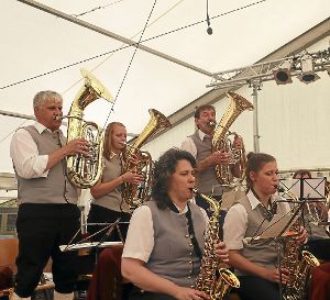 Für gute Stimmung beim Ebhauser Backhausfest sorgte auch der Musikverein Unterjettingen. Foto: Schwarzwälder-Bote