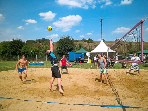 Der Spaß stand beim Beachvolleyball-Turnier in Rangendingen im Vordergrund. Die teilnehmenden  Teams lieferten sich spannende Duelle    im Sand.  Foto: Maute Foto: Schwarzwälder-Bote