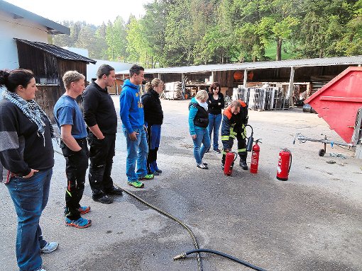 Den richtigen Umgang mit einem Feuerlöscher lernten Mitglieder der Landjugend Schonach.  Fotos: Landjugend Foto: Schwarzwälder-Bote