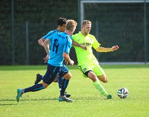 Holger Fuchs vom FC Nöttingen im Duell mit Mustapha El M’Hassani (hinten) und Lukas Buck vom FSV 08 Bissingen. Foto: Rubner Foto: Schwarzwälder-Bote