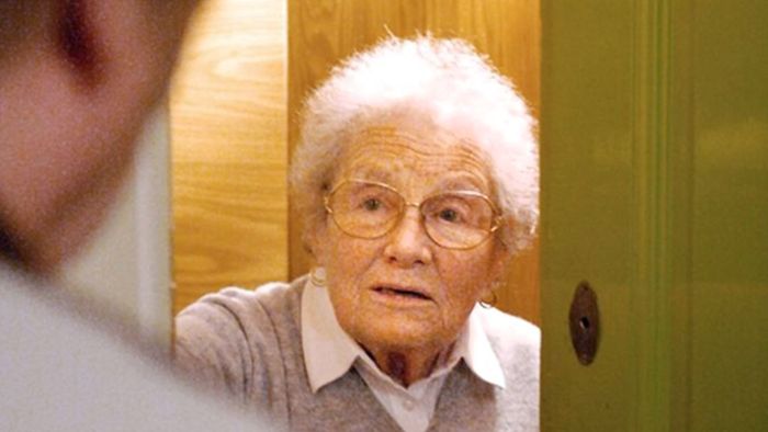 88-Jährige geht Fake-Kontrolleur auf den Leim