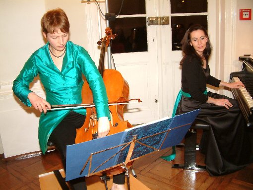 Die  Cellistin Anita Gwerder und die Pianistin Elisabeth Schreyer-Puls   beeindruckten   mit ihren Interpretationen von Stücken, die die Entwicklung zur Moderne nachzeichneten.  Foto: Beyer Foto: Schwarzwälder-Bote