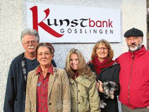 Die Kunstbank-Macher (von links): Uli und Christel Edelmann, Eva-Maria Huber, Sigrid und Franz Esken mit Merlin.  Foto: Huber Foto: Schwarzwälder-Bote