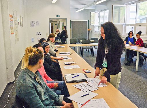Nicole Kraft vermittelt ihren Schülerinnen Grundkenntnisse der deutschen Sprache. Foto:  Kornfeld
