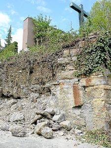 Die Bauarbeiten an der Stützmauer des Hechinger Kriegerdenkmals haben begonnen.   Foto: Schütz Foto: Schwarzwälder-Bote