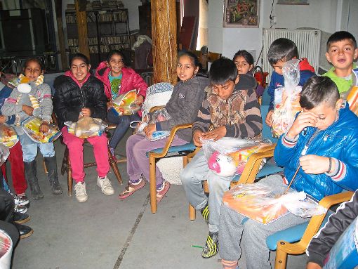 Beim Verteilen der Geschenkpäckchen im Straßenkinder-Projekt von Oradea herrscht große Freude.  Fotos: Rösch Foto: Schwarzwälder-Bote