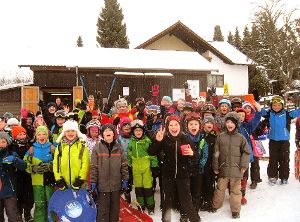 Skifreuden in Jungingen – seit am Wochenende die ersten Flocken fielen, ist der Lift der Ski-Zunft in Betrieb. Die Jugend weiß das zu schätzen.  Fotos: Merz Foto: Schwarzwälder-Bote