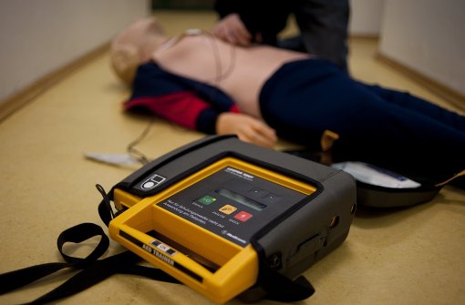 Automatische externe Defibrillatoren können Menschen vor dem Herztod bewahren. Foto: dpa